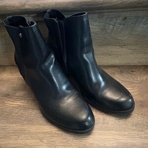 Vera Wang Simply Vera Black Leather Design